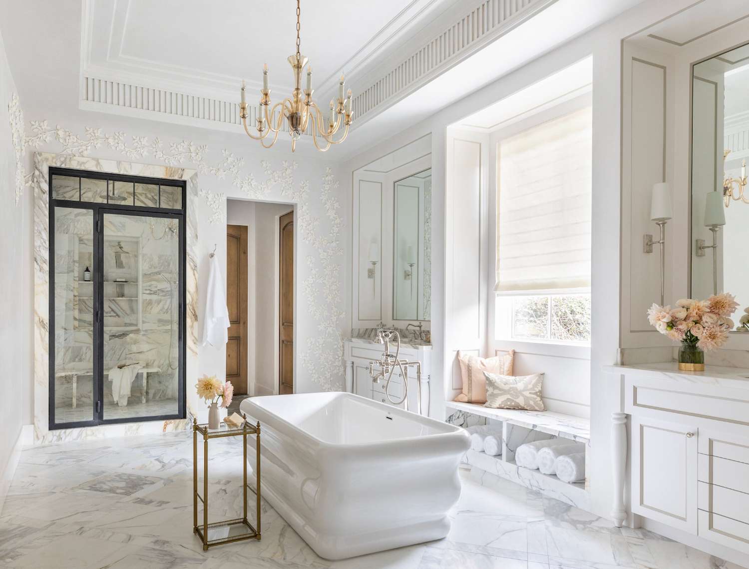 elegantes Badezimmer mit Applikationen Wanddetails