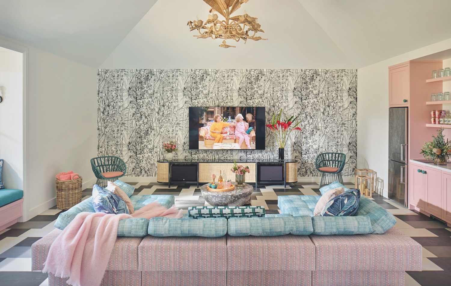 hellrosa und hellblaues Fernsehzimmer