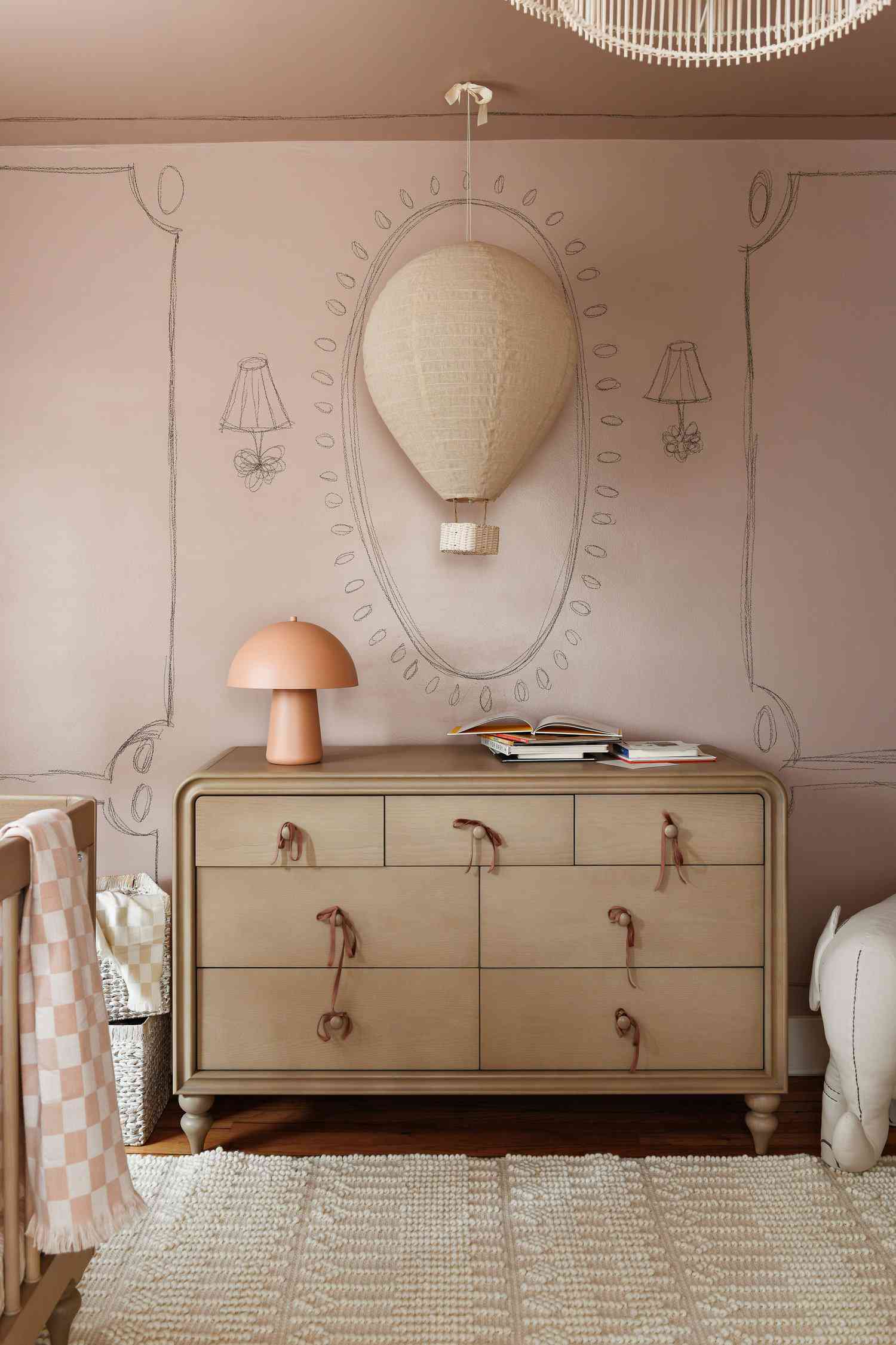 hellrosa und beige Kinderzimmer
