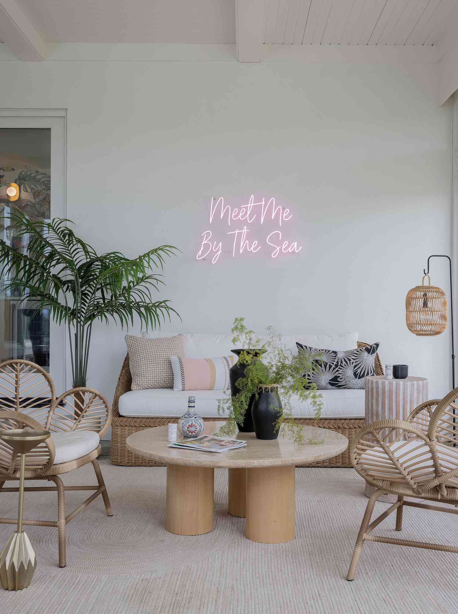 Wohnzimmer in Hellrosa, Rattan und hellem Holz
