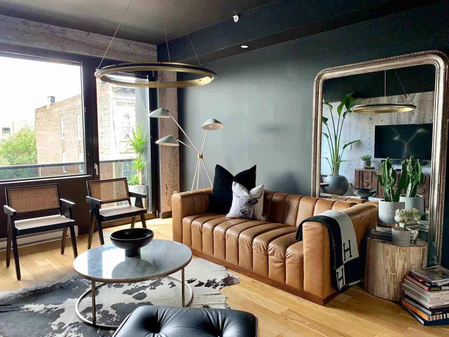 4 Häufige Fehler, die Sie beim Dekorieren mit Spiegeln machen, so Designer 4 Wohnzimmer mit großem übergroßem Spiegel.