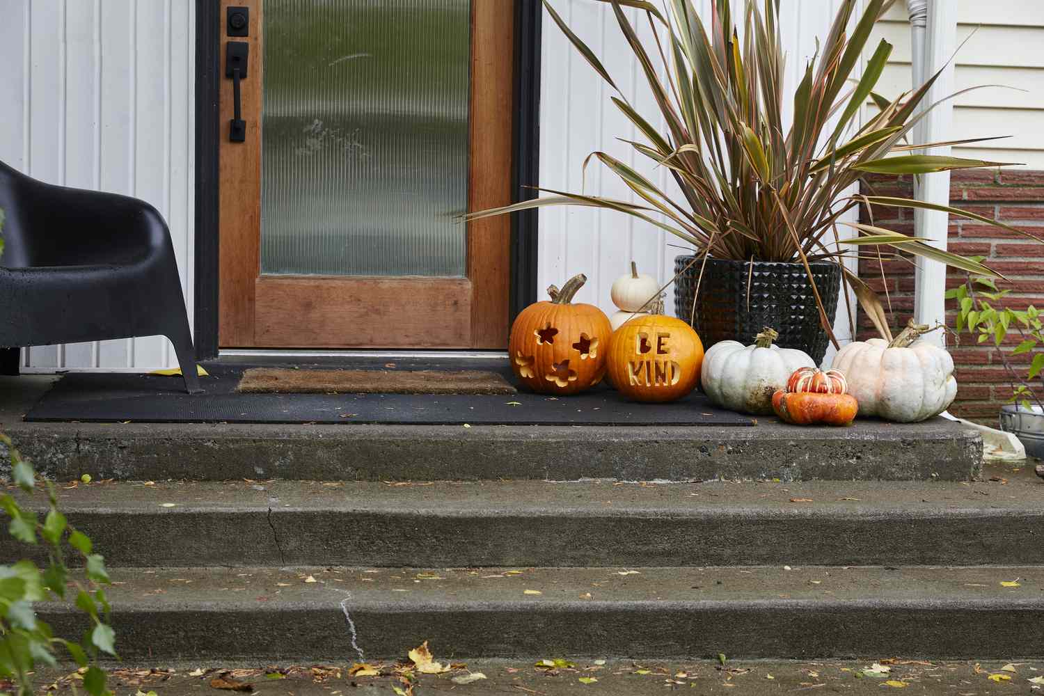 6 Dekorationsfehler im Herbst, die Sie in dieser Saison unbedingt vermeiden sollten 4 geschnitzte Kürbisse auf der Veranda