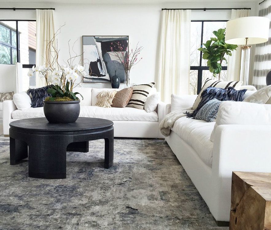 Sofa vs. Couch: Form, Größe und bevorzugte Begriffe 6 Weißes Sofagarnitur im Wohnzimmer mit schwarzem Couchtisch