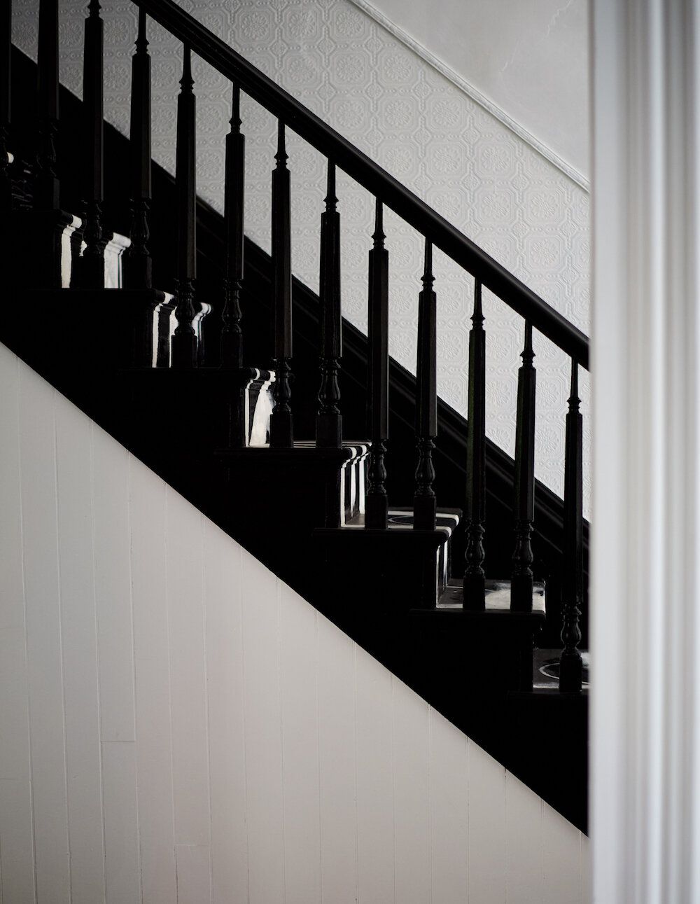 schwarz gestrichene Treppen und Geländer