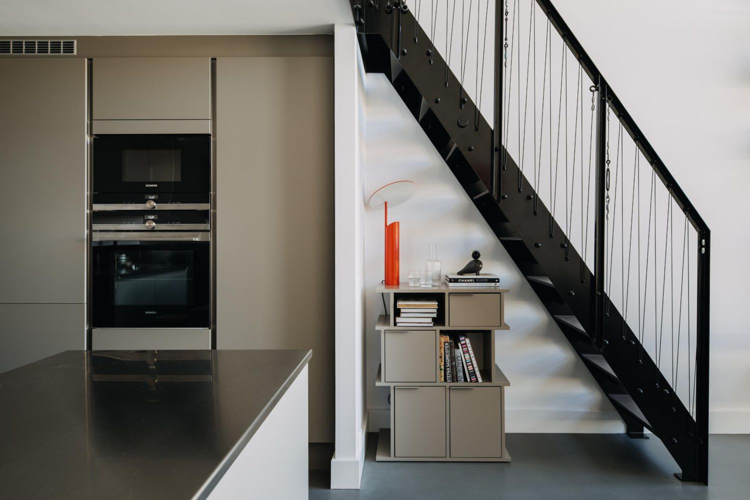Industrielle schwarz lackierte Treppe