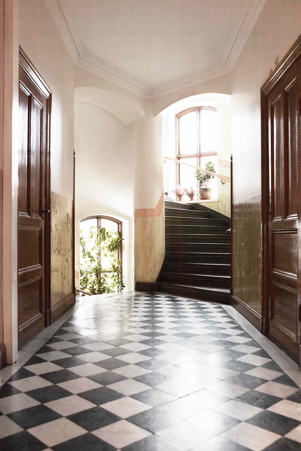 Schwarz lackierte Treppe, Handlauf aus Naturholz