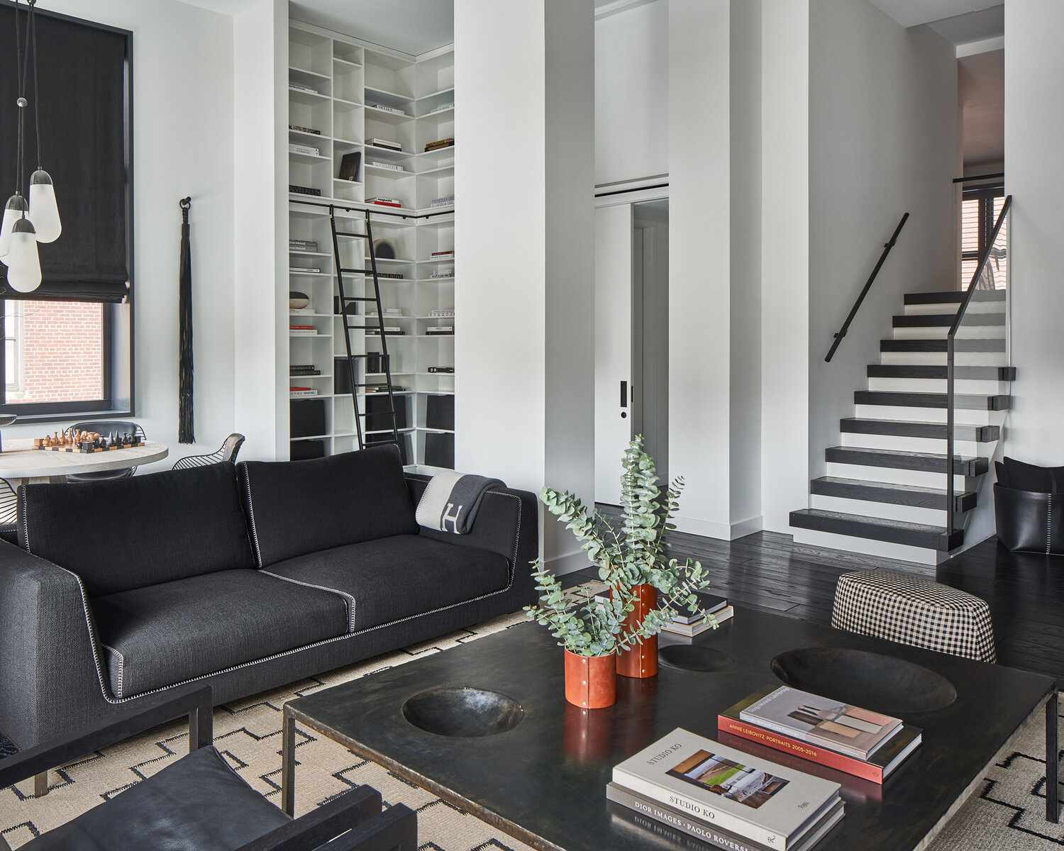 1734336687 5 20 Ideen fuer schwarz gestrichene Treppen fuer ein dramatisches Makeover