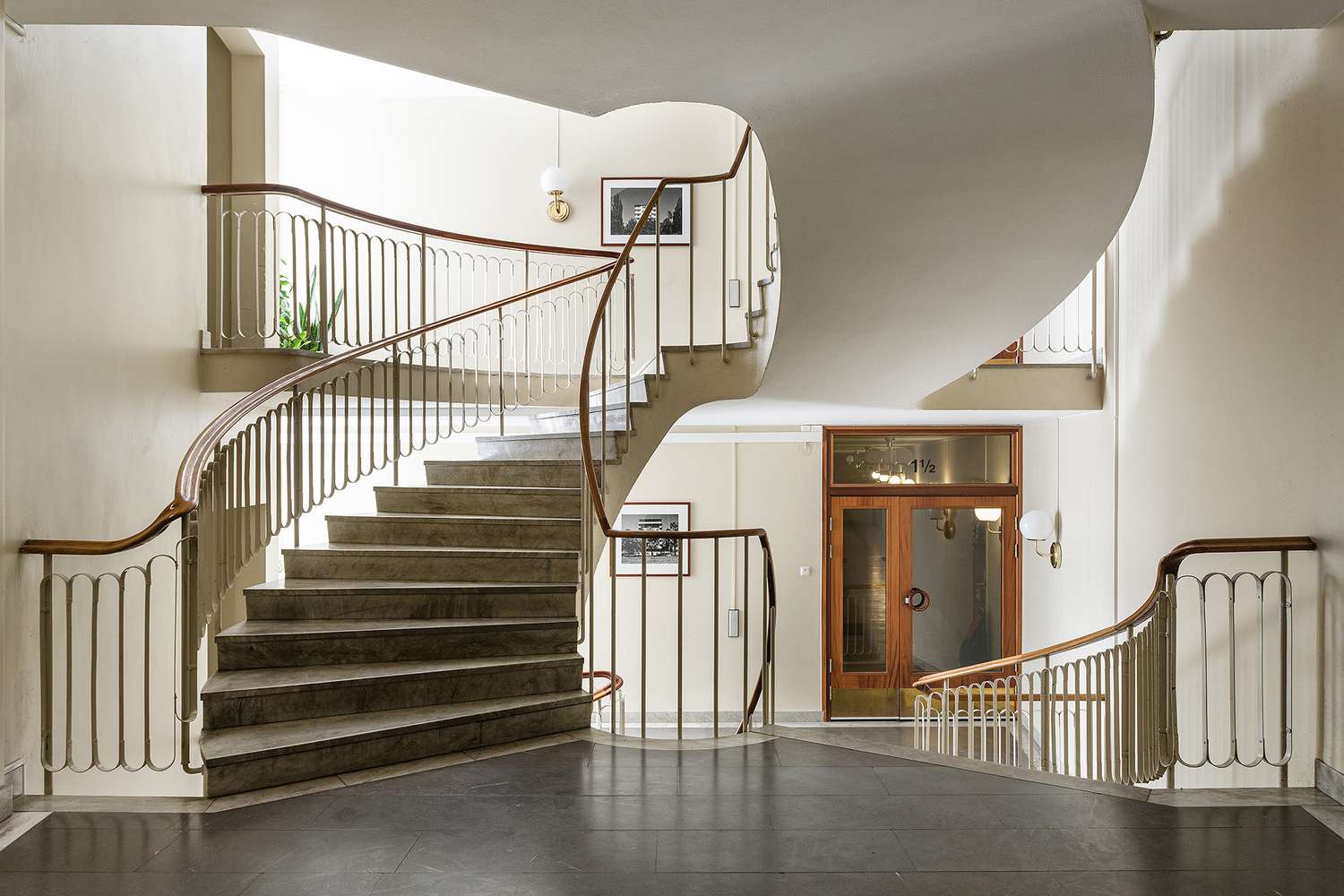 Weiche, schwarz gestrichene Treppe