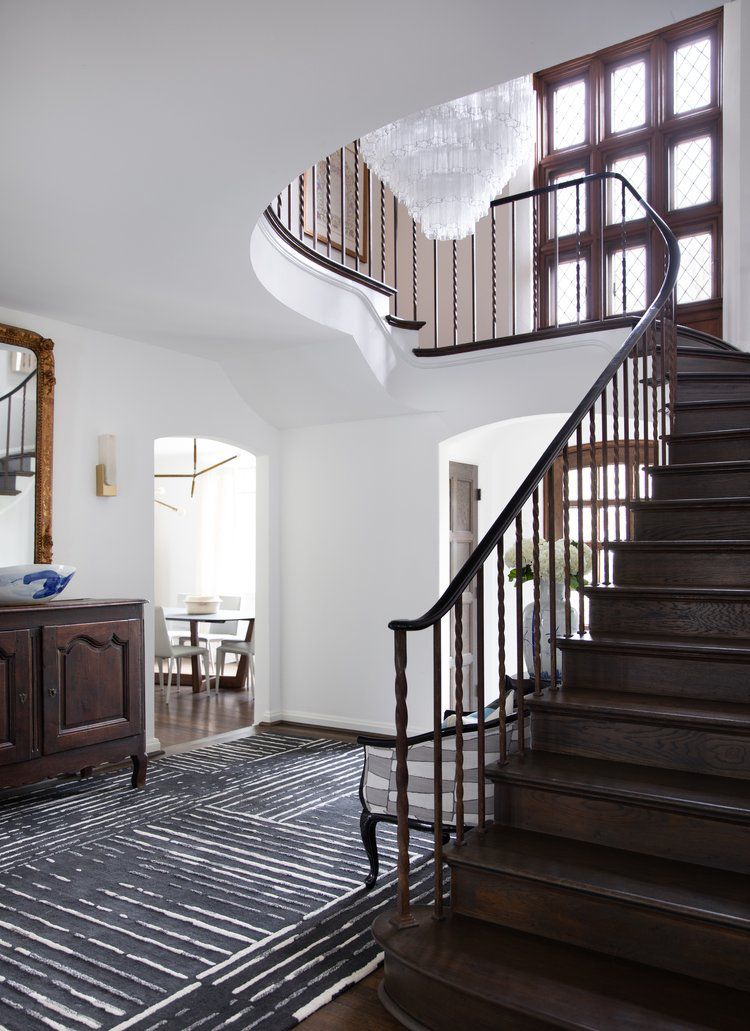 komplett schwarz gestrichene Treppe
