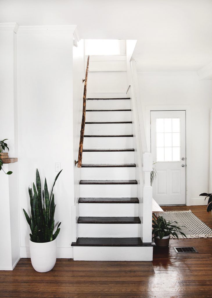 schwarze Treppe mit weißen Setzstufen