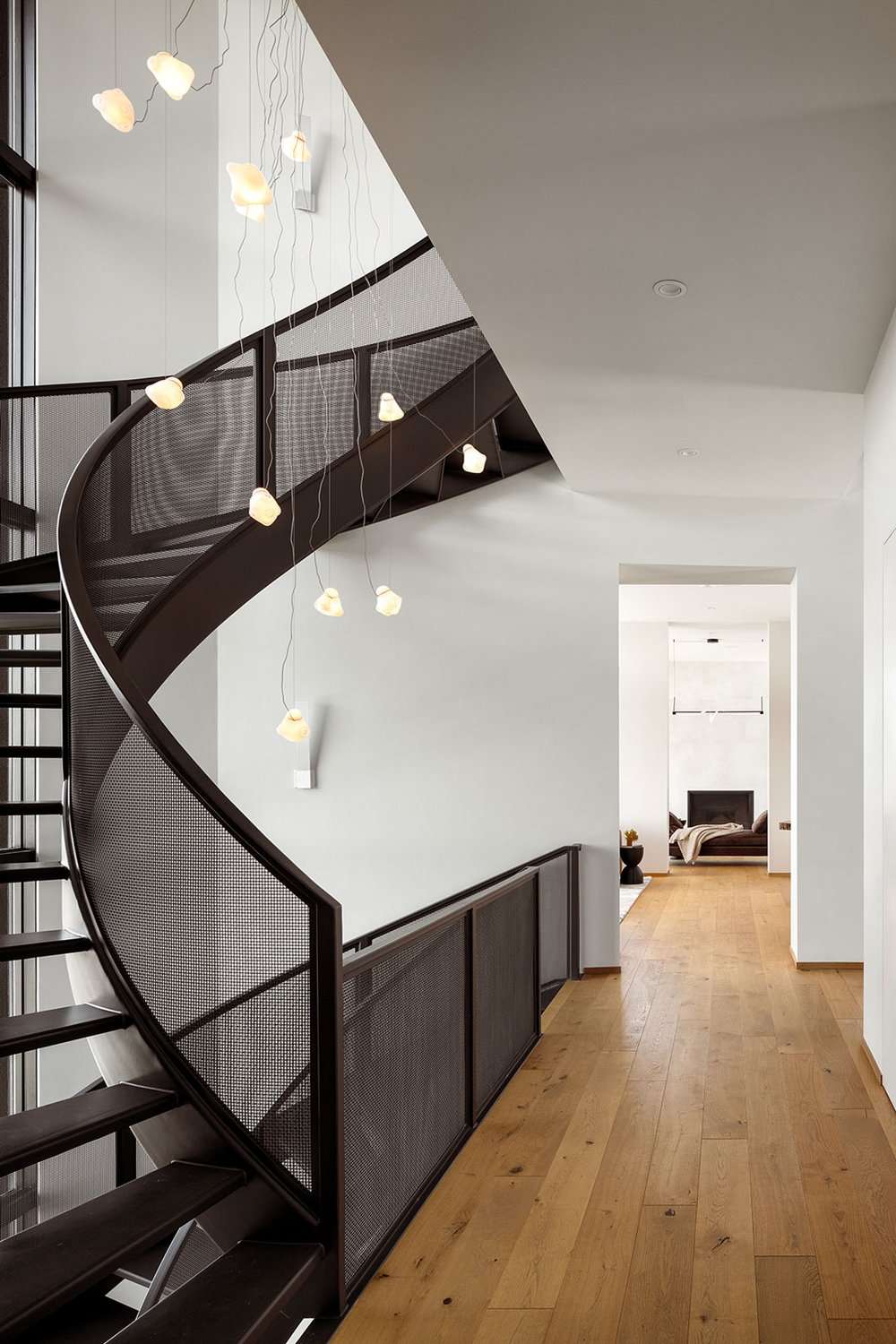 Komplett schwarz lackierte Metalltreppe
