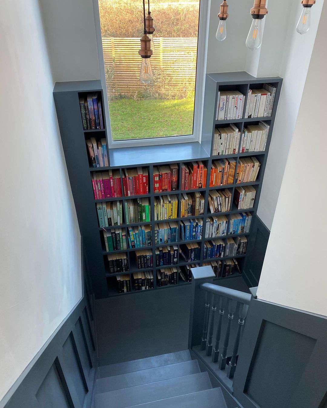 Bücherregal im Treppenhaus