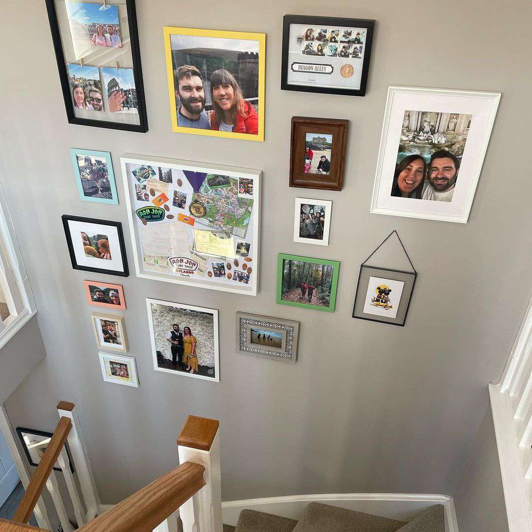 Familienfotos im Treppenhaus