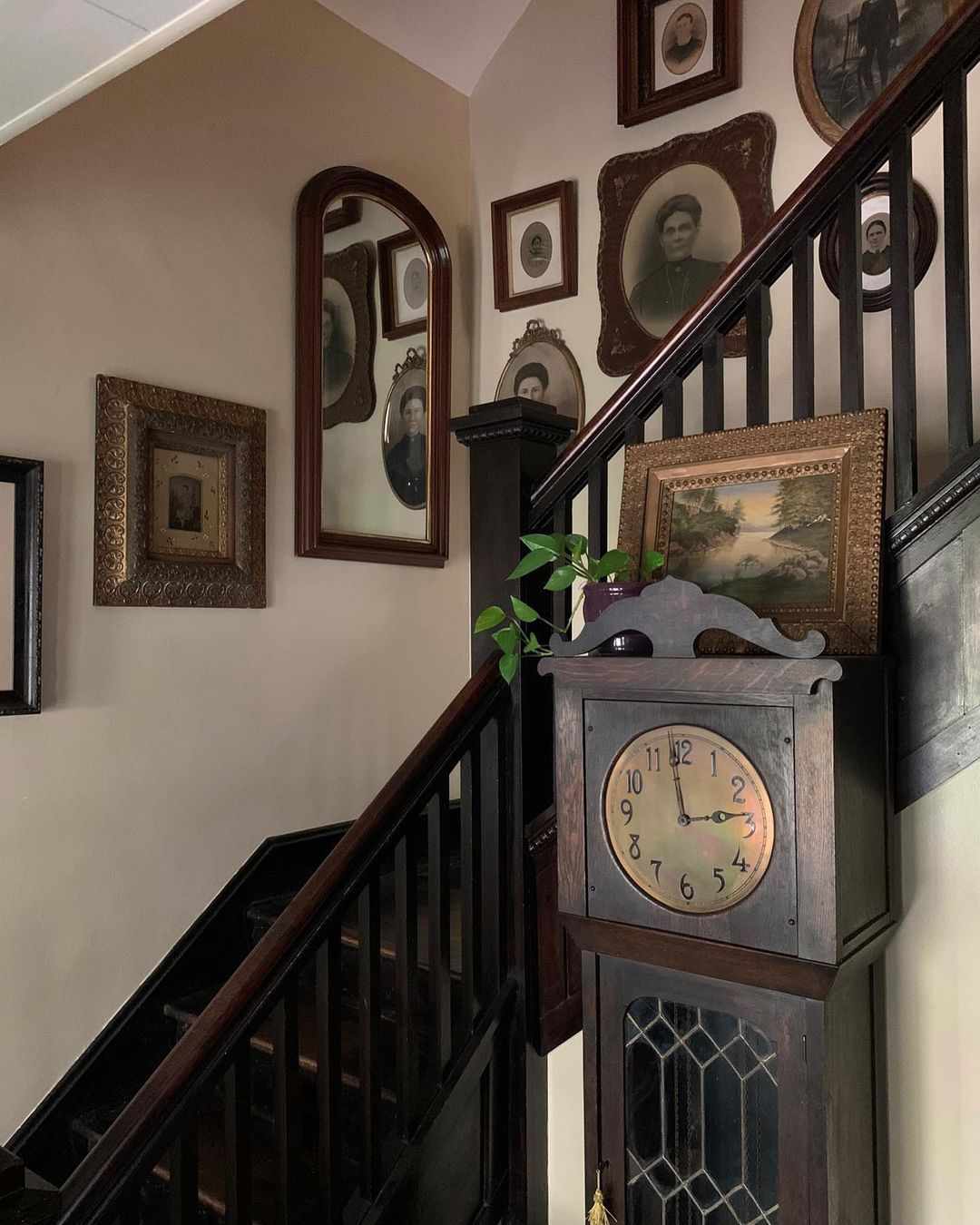 Vintage-Rahmen und Kunst im Treppenhaus