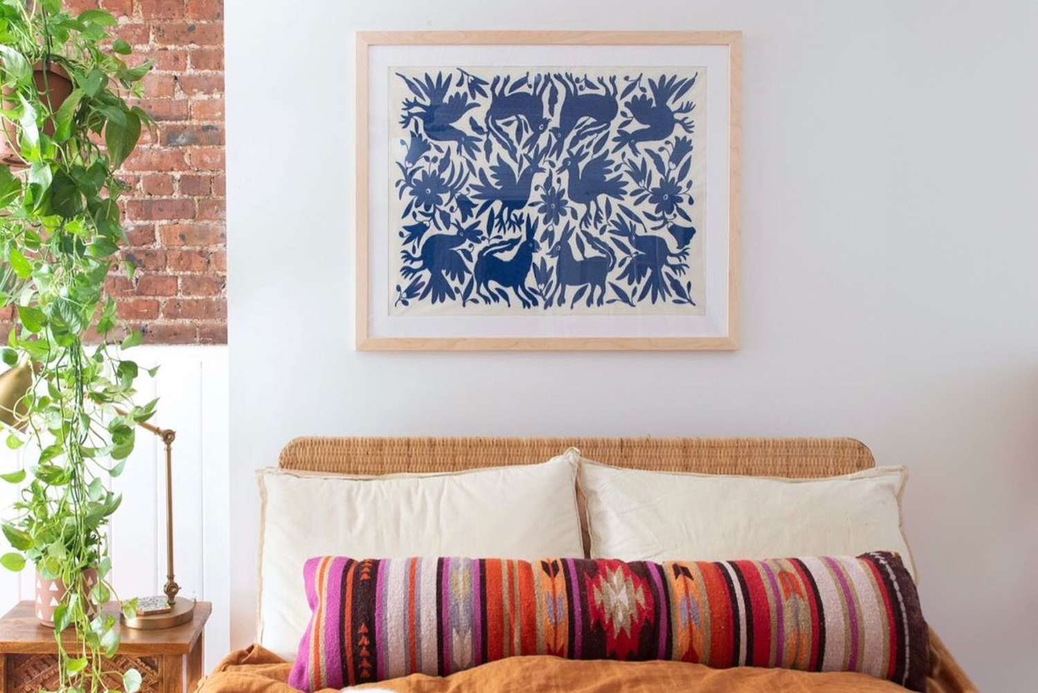 So hängen Sie einen Wandteppich auf 15 verschiedene Arten auf 10 Gerahmter Wandteppich über dem Bett, KEINE WIEDERVERWENDUNG