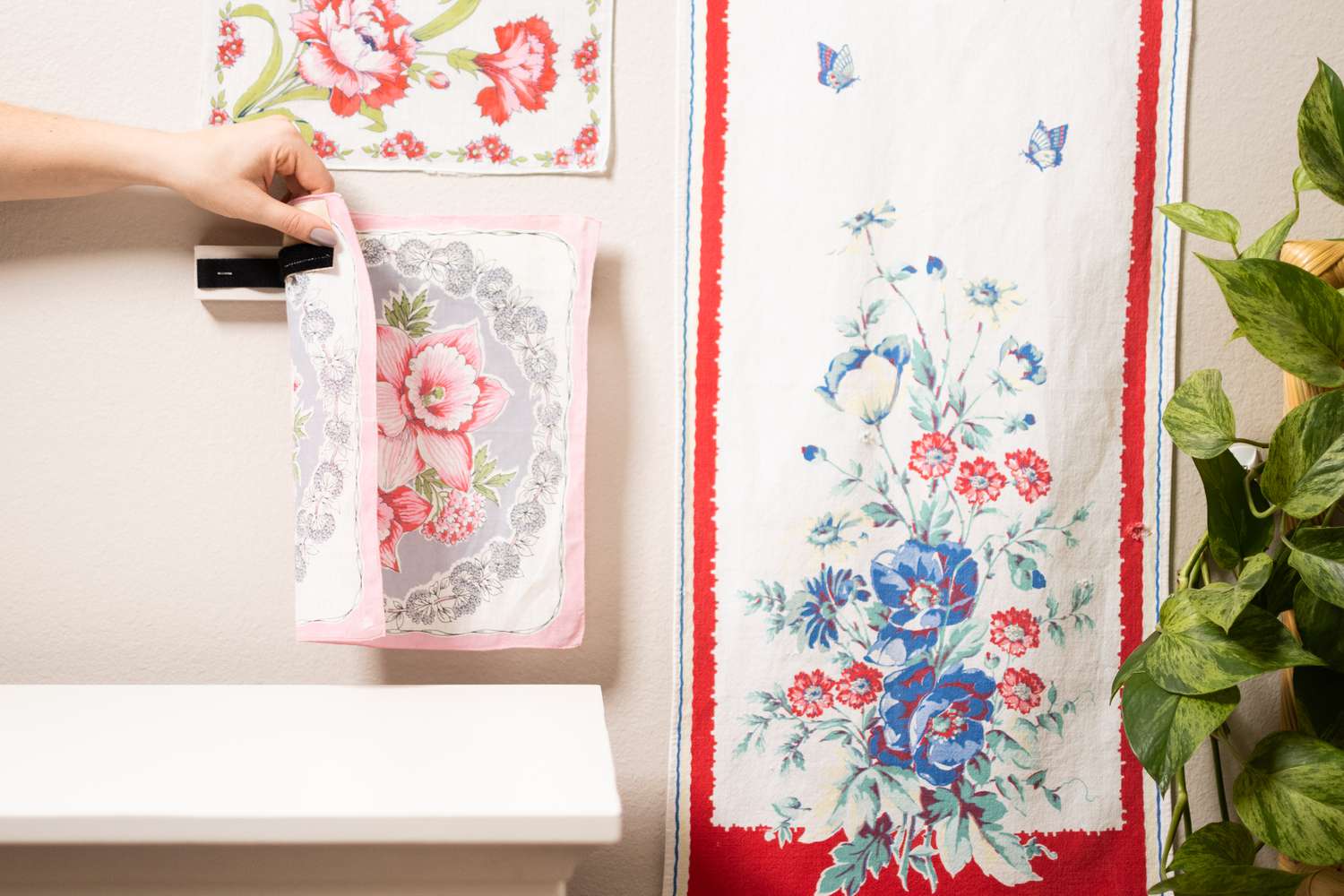 So hängen Sie einen Wandteppich auf 15 verschiedene Arten auf 4 Vintage-Blumentextil mit Klettband am Wandbrett befestigt