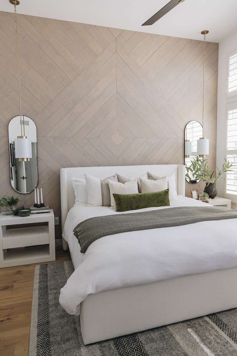 Akzentwand mit geometrischem Holzdekor.