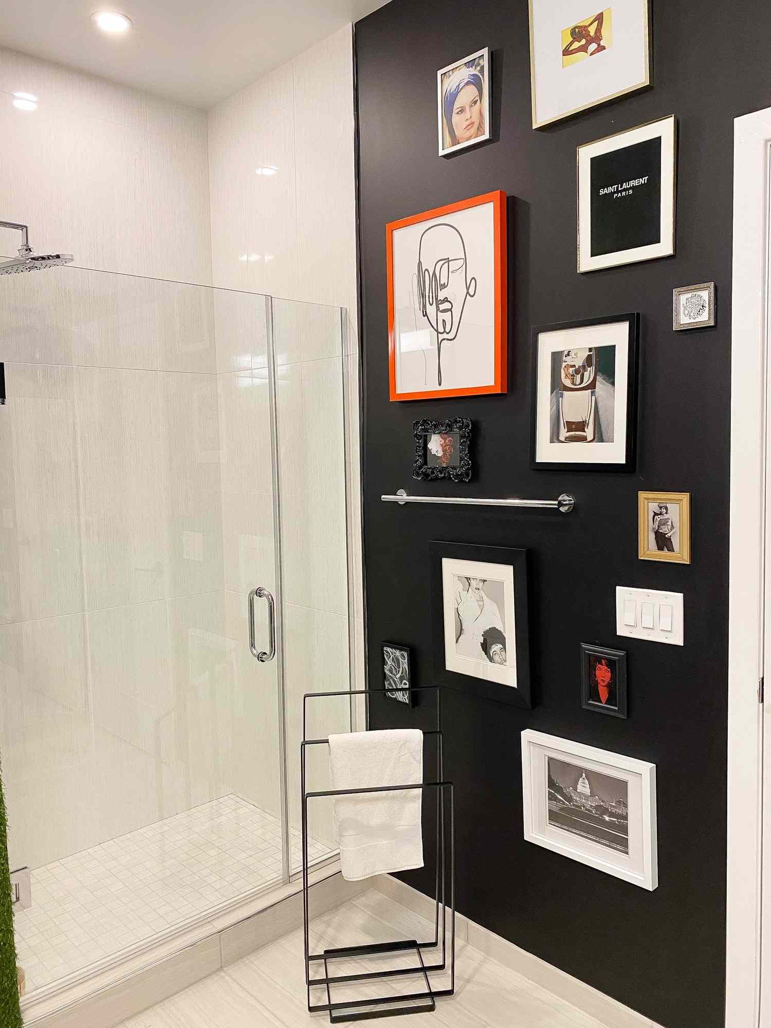 Weißes Badezimmer mit schwarzer Galeriewand