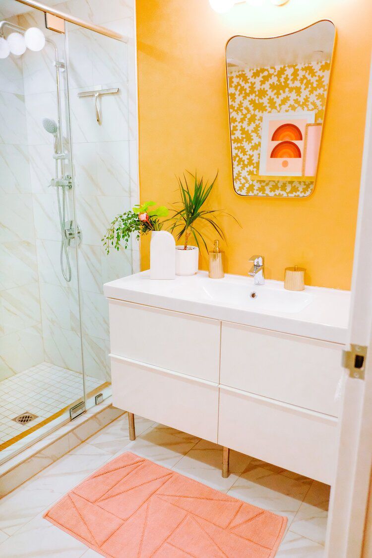 Curry gelbe Badezimmer Akzentwand