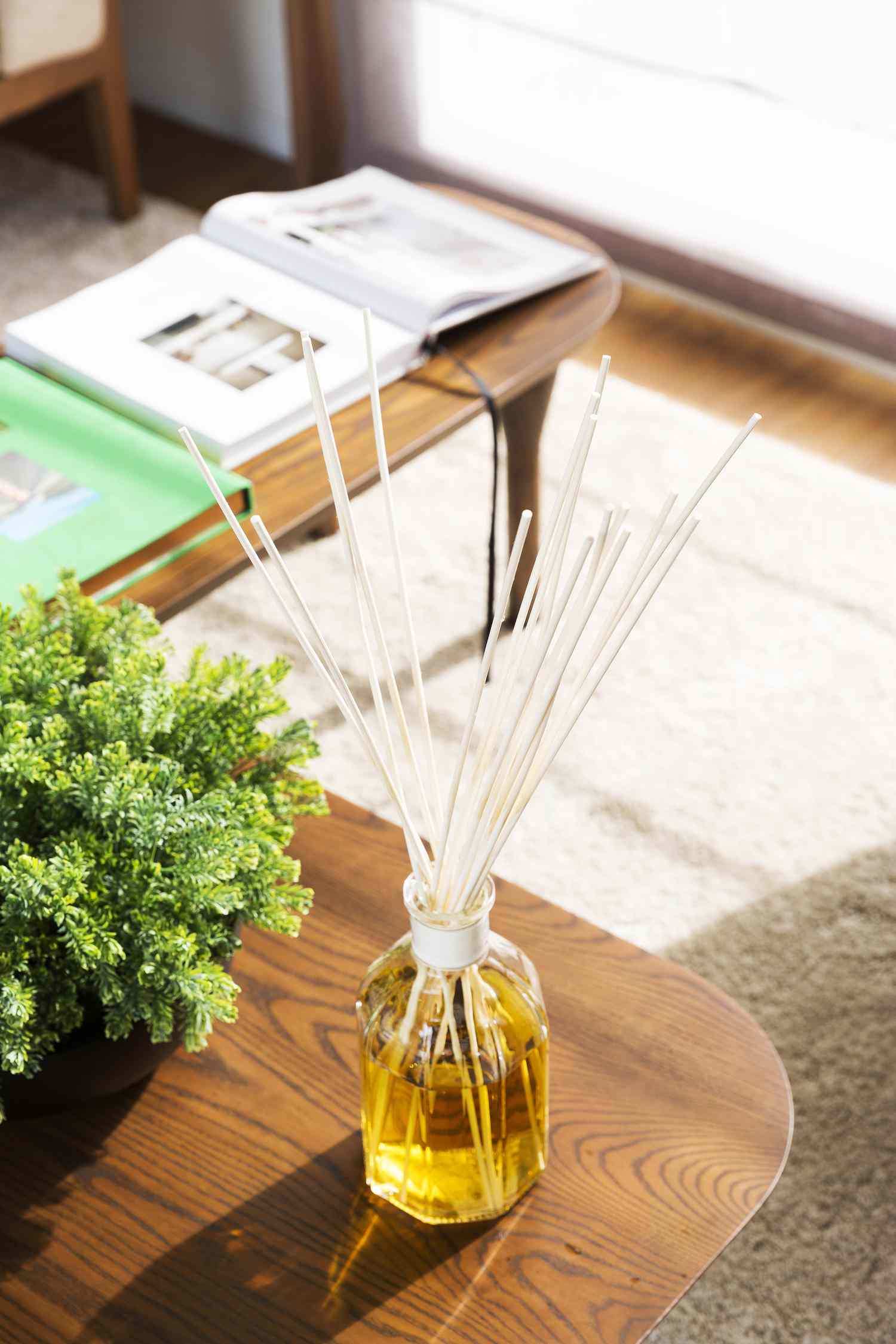 Dieser einfache, selbstgemachte Duftstäbchen-Diffusor sorgt mit Sicherheit für einen großartigen Duft in Ihrem Haus 4 Aromatisches Glas auf dem Tisch, Diffusor aus Schilfrohr