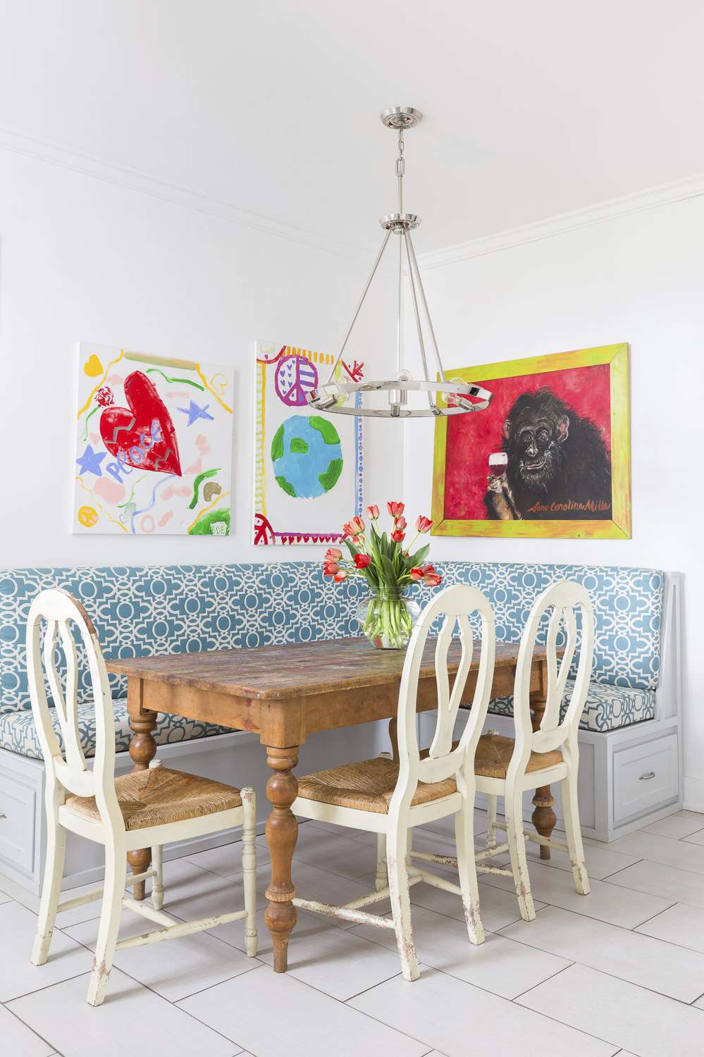 Bunte Frühstücksecke mit Kinderkunst