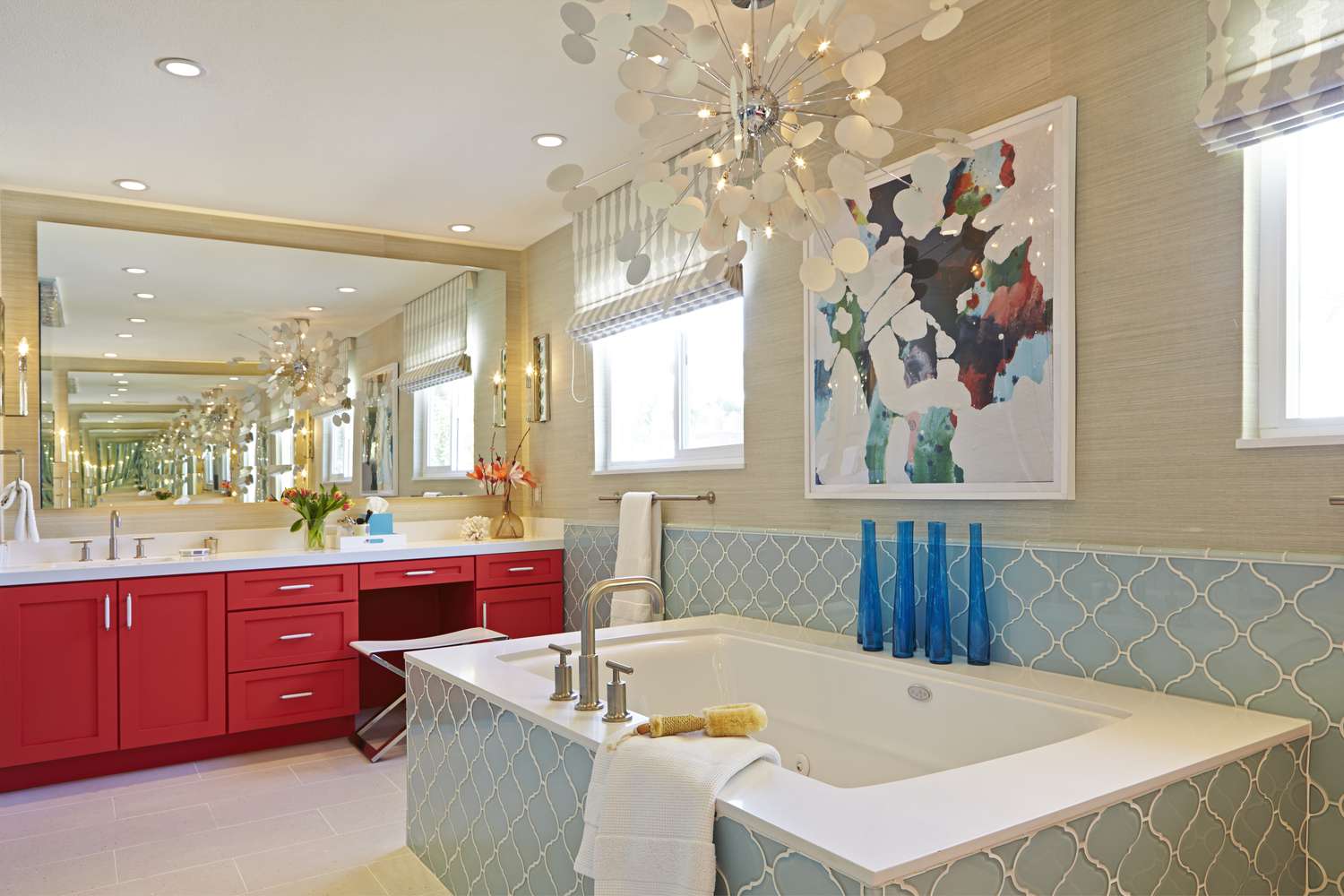 roter Badezimmerwaschtisch und blaue Badewanne