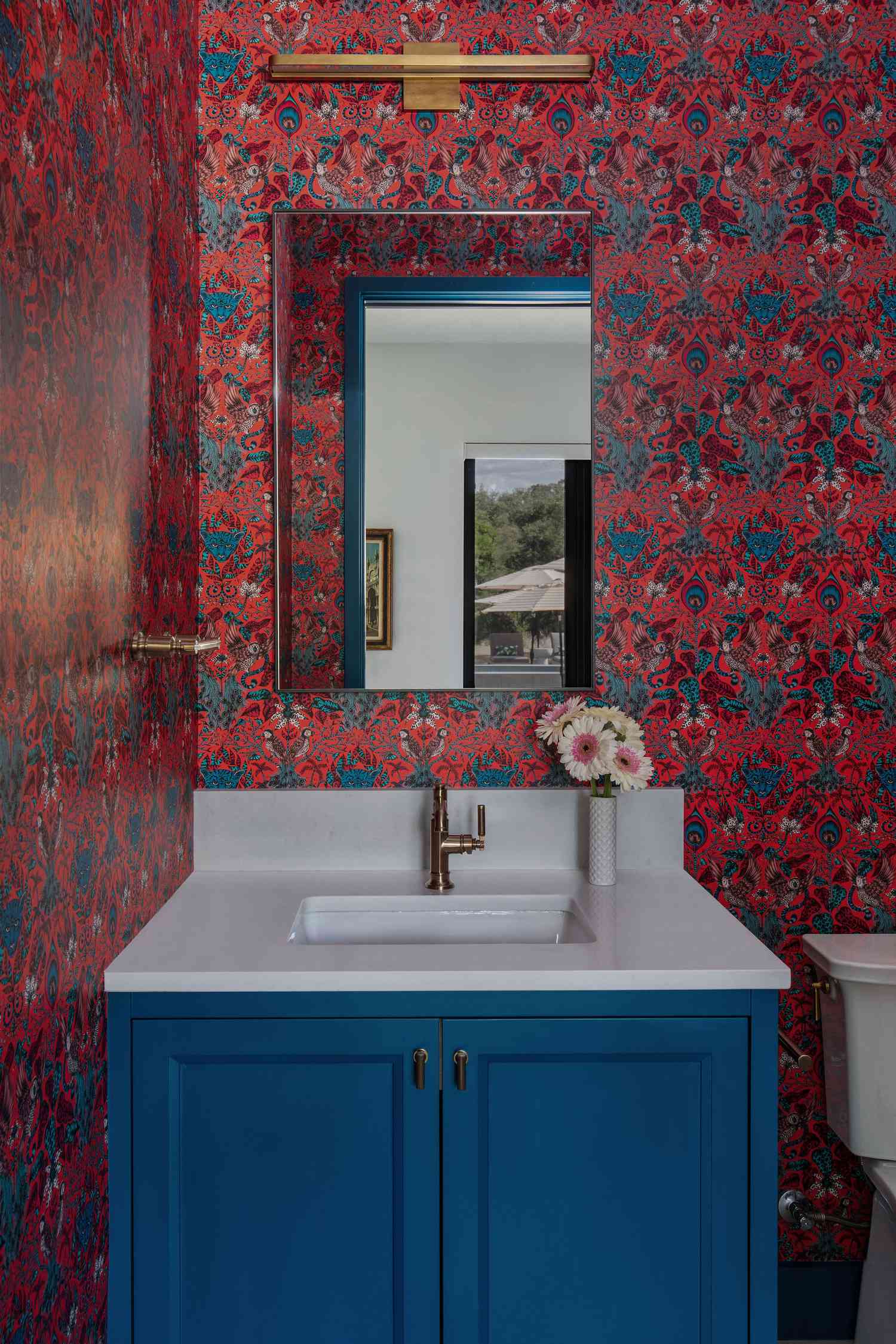 Schilfrohr und blaue Tapete im Badezimmer