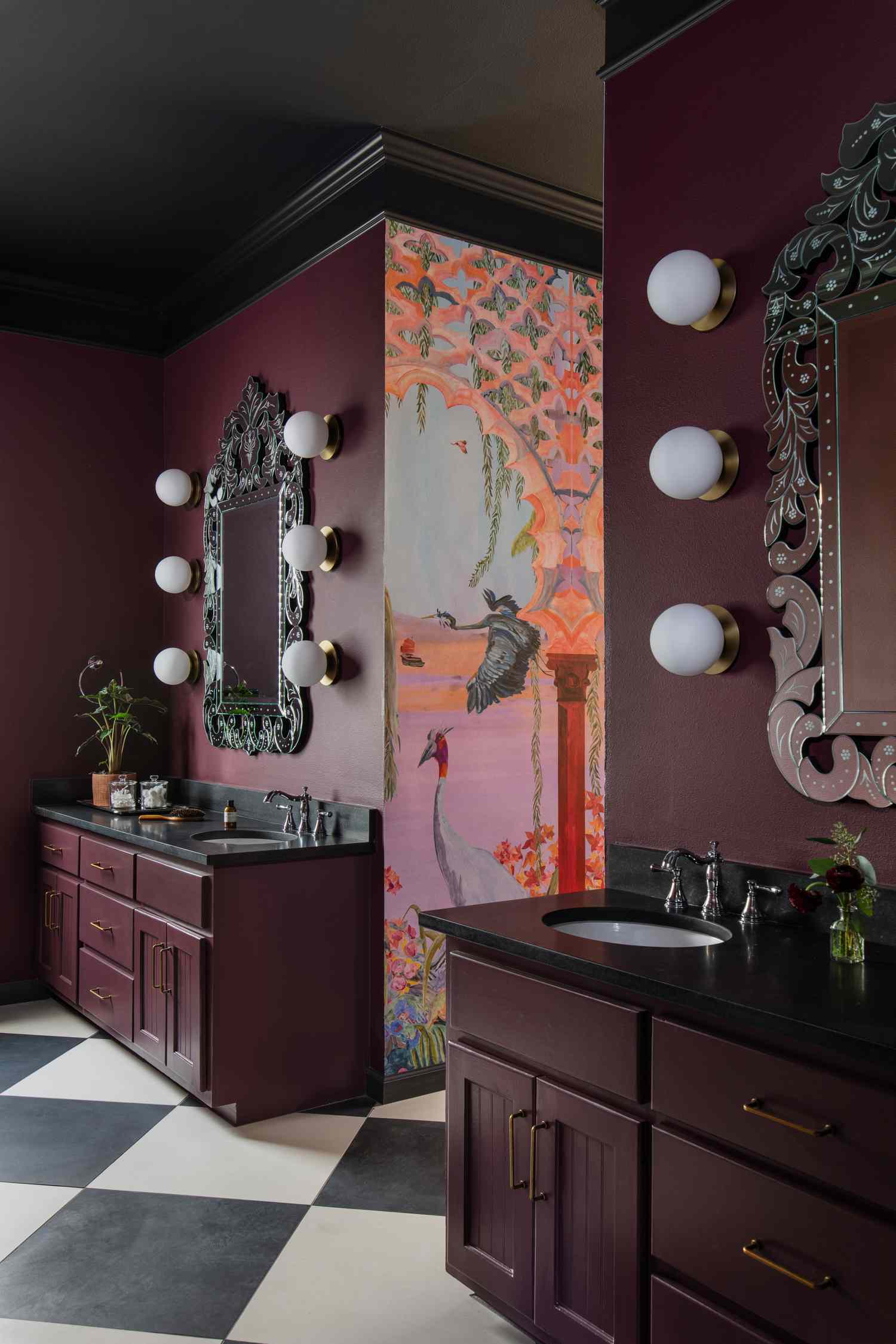 Burgunderrotes Badezimmer