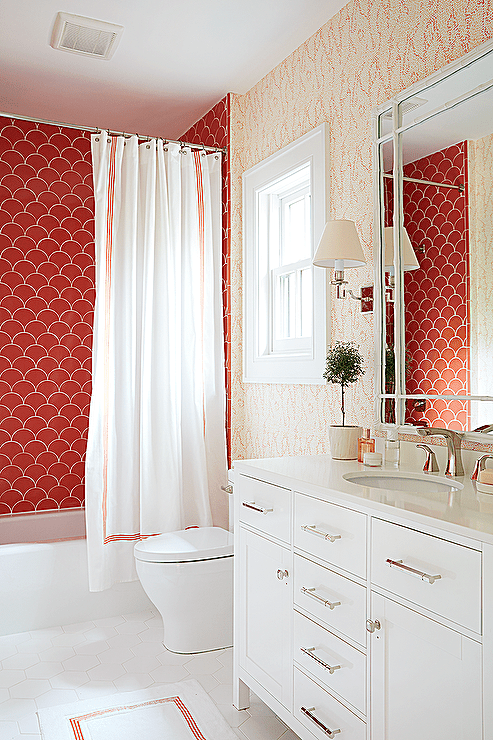 Badezimmer-Inspiration: rote Fliesentapete