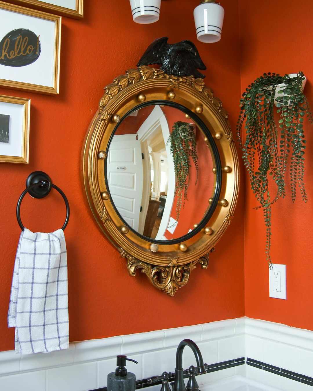 Rotes Badezimmer mit goldenem Spiegel