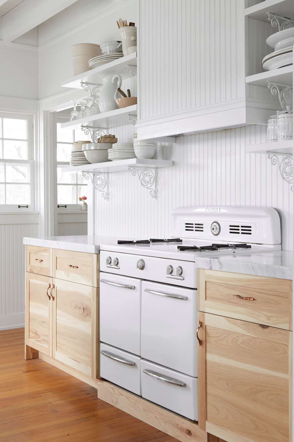 Vintage -Küche mit Beadboard Backsplash