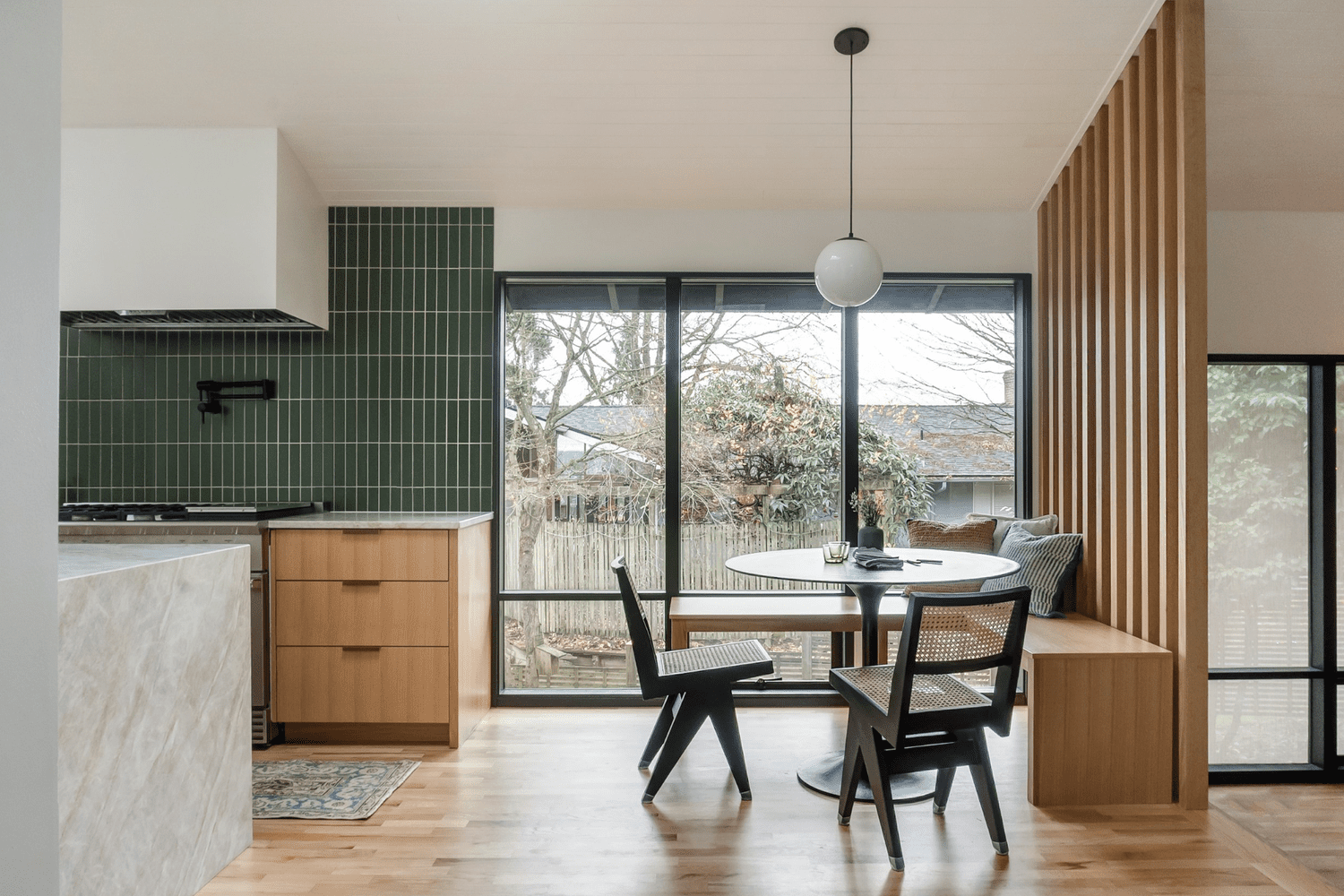 Moderne Küche im Mid-Century-Stil mit grünen U-Bahn-Fliesen und Holzschränken