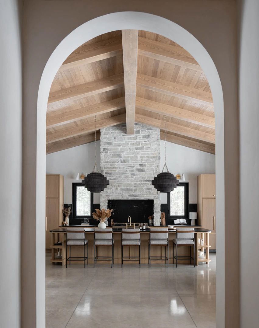 Moderne, rustikale Küche mit gewölbter Holzdecke und Steinwand