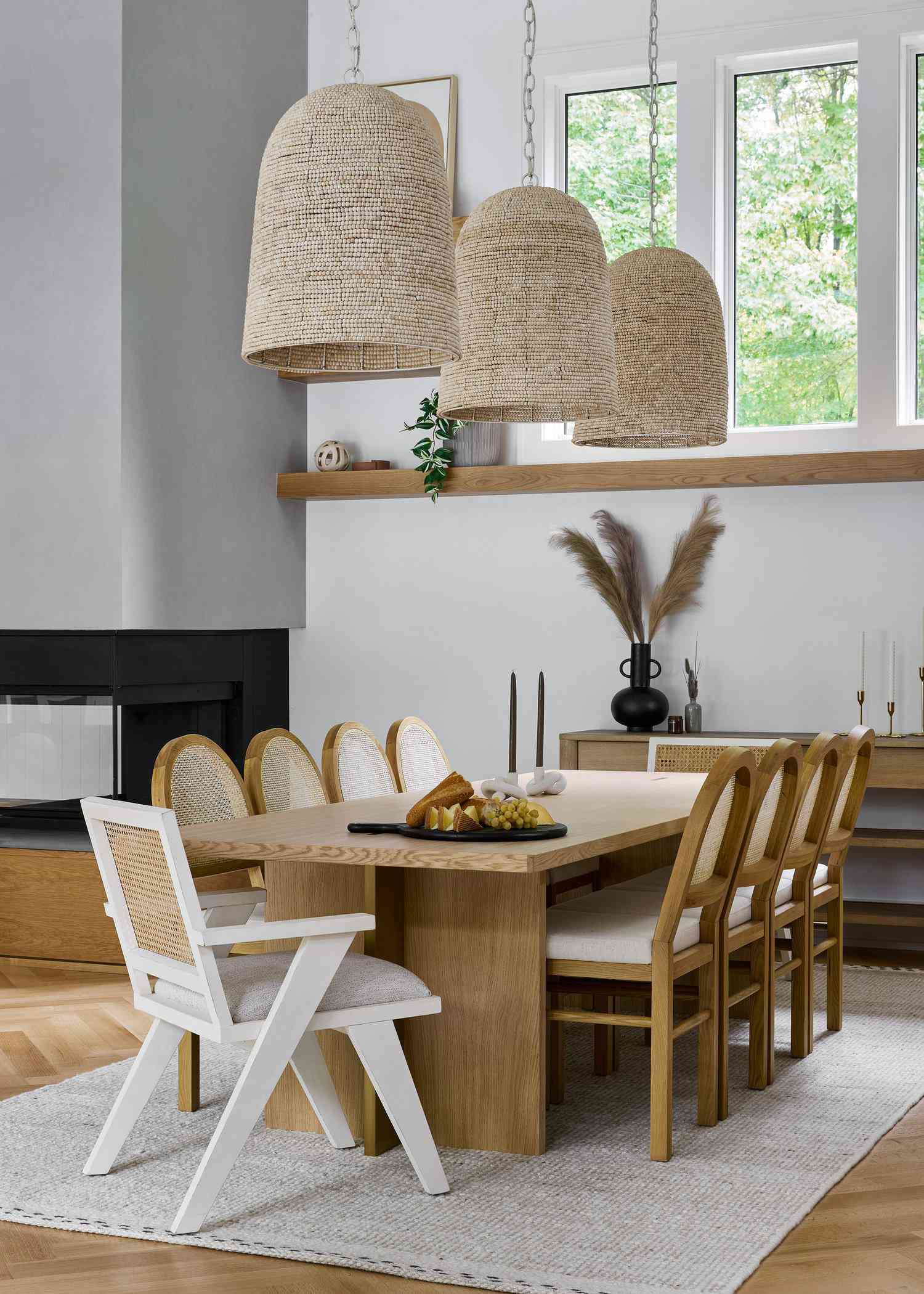 Sideboard-Dekorideen mit übergroßen Blumen
