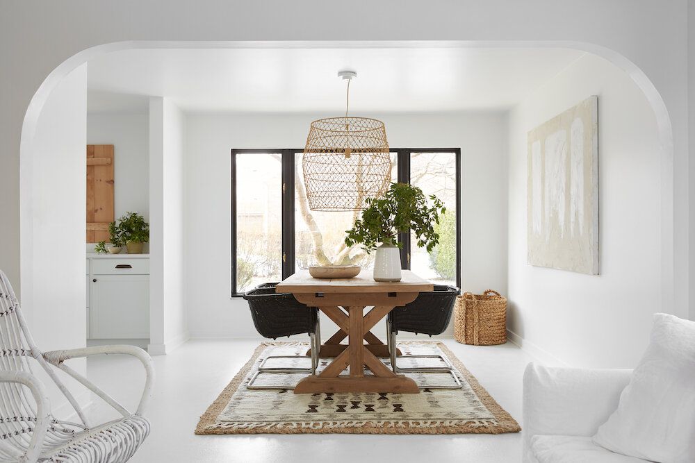 Esszimmer im Boho-Stil mit geflochtener Pendelleuchte