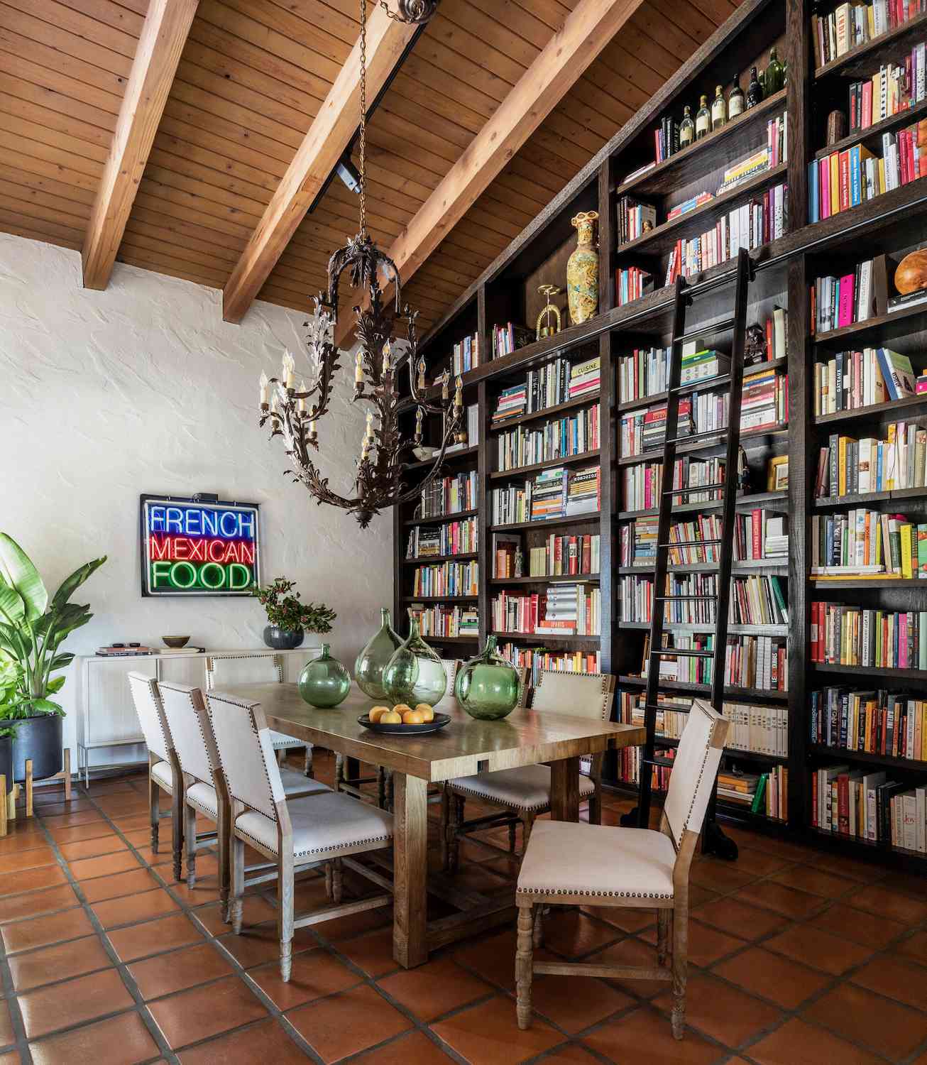 Boho-Esszimmer mit Bücherregalen
