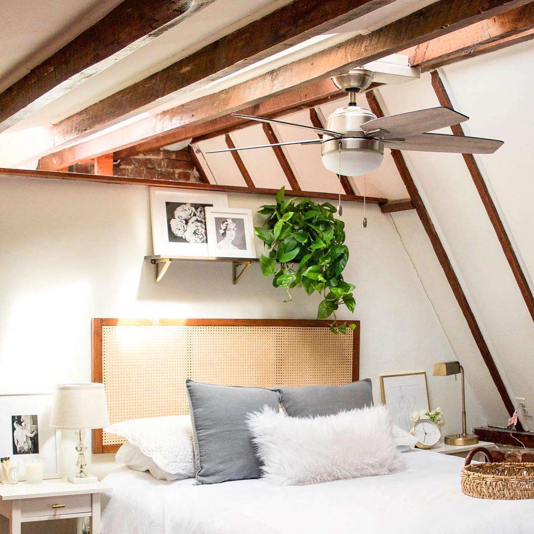 Ventilator hängt über dem Bett