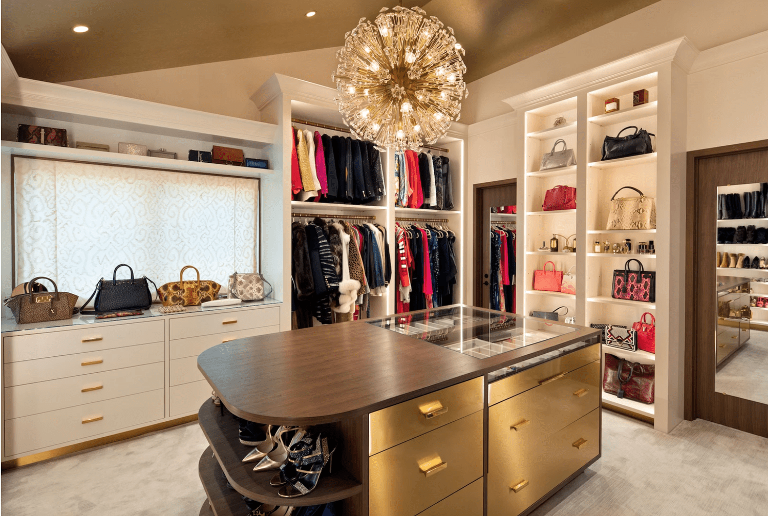 Begehbarer Kleiderschrank mit eingebauten Regalen und Insel