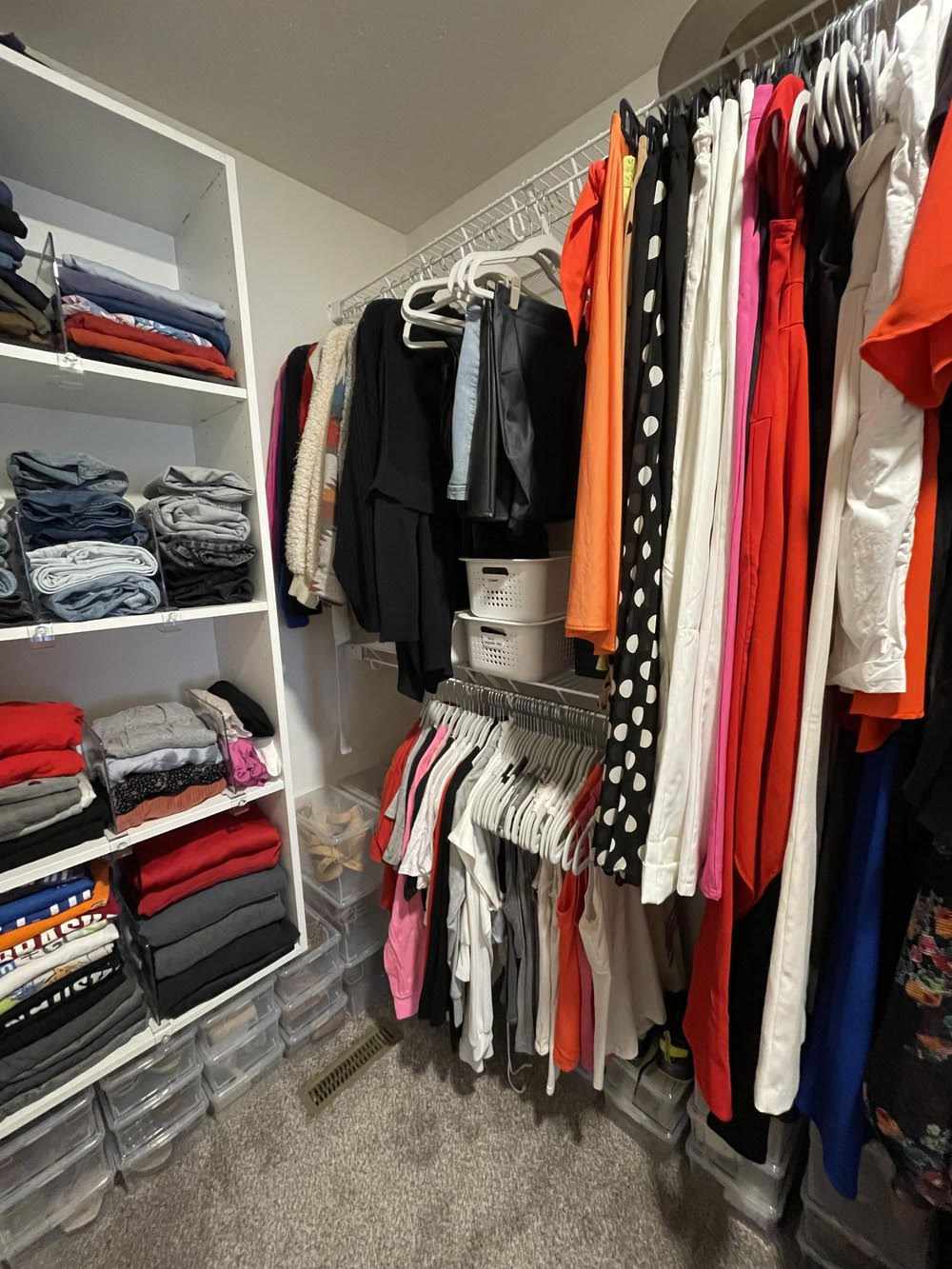 Schrank mit schräger Decke und Hängeregalen, Regalen und Aufbewahrungsboxen