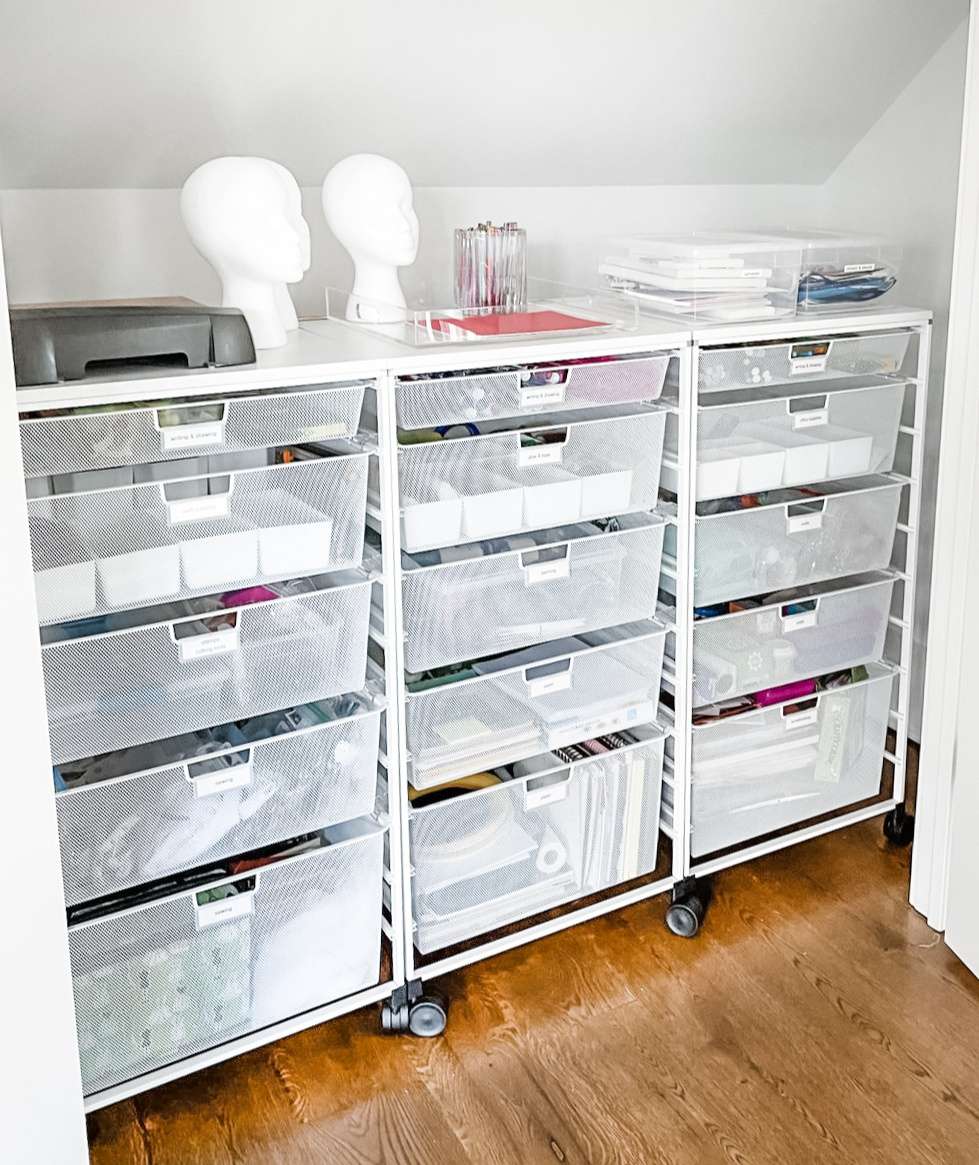 Rollbare Lagerschränke mit ausziehbaren Schubladen in einem Dachzimmer