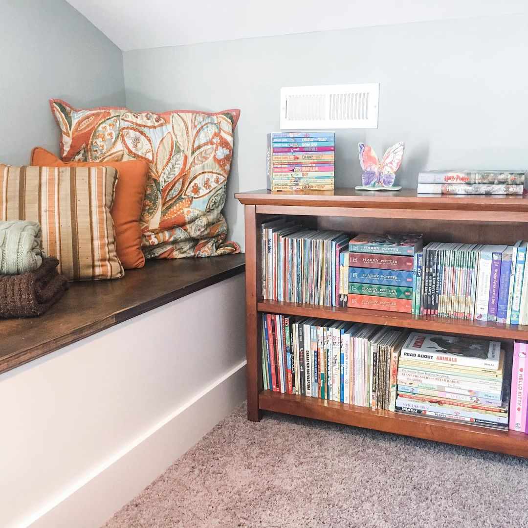 Dachzimmer mit eingebauter Bank und Bücherablage