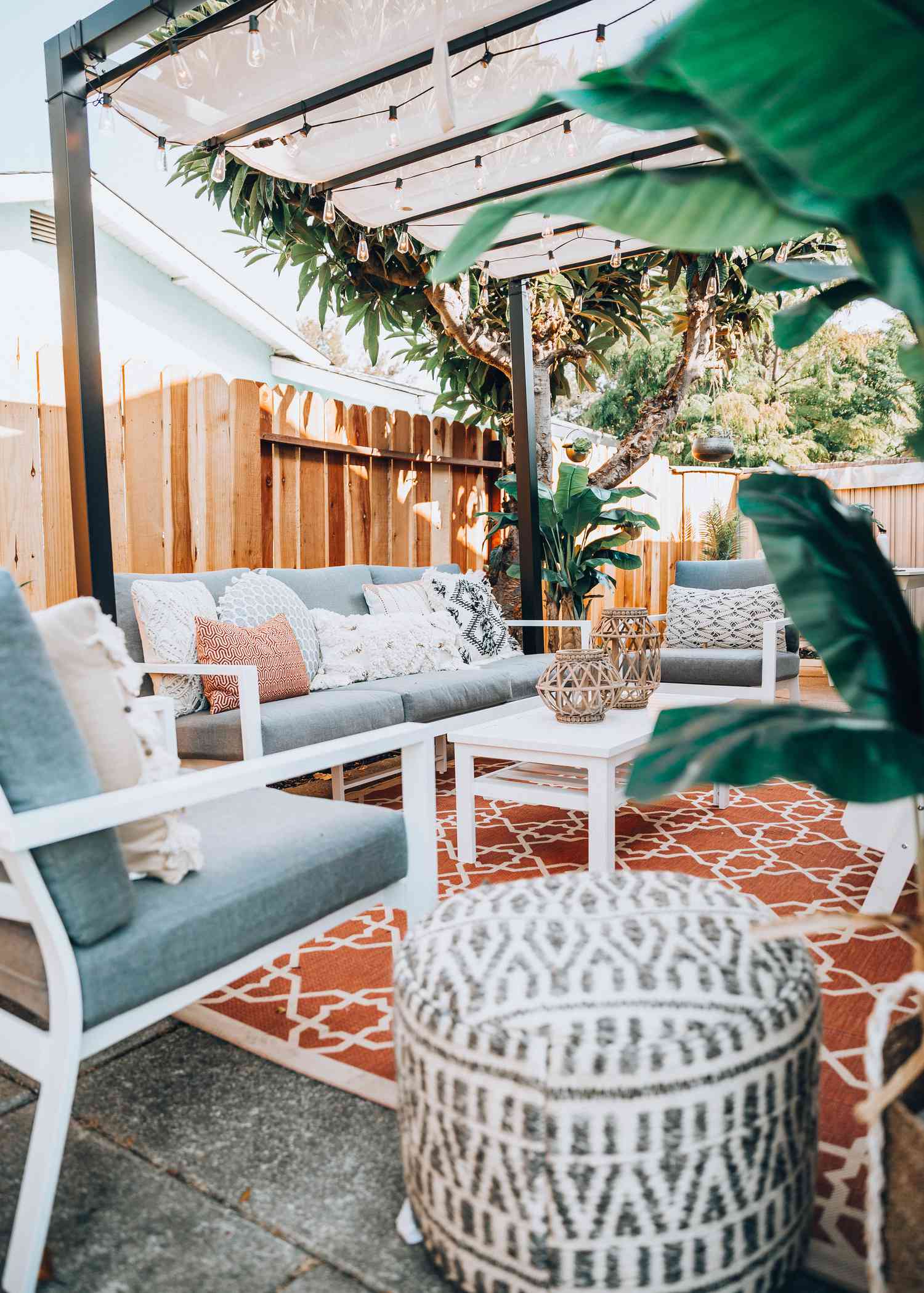 Terrasse mit Couchtisch und Sitzgelegenheiten