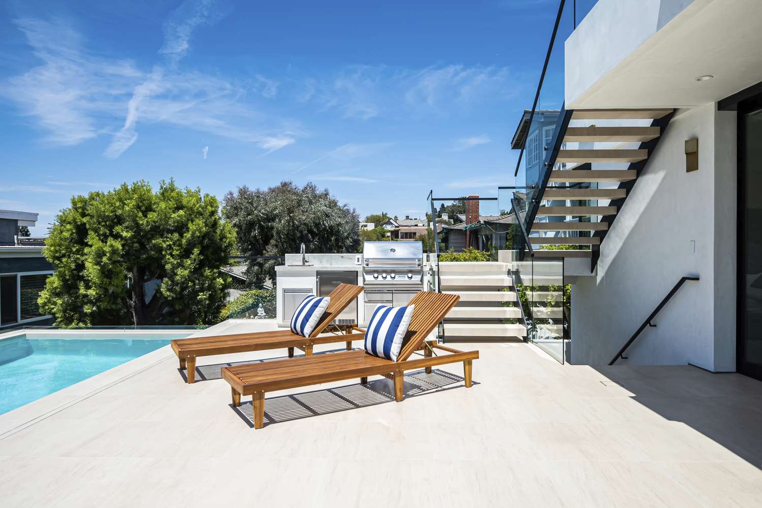 Terrasse mit Poolliegen