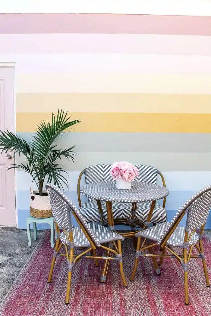 Terrasse mit Regenbogenwandbild
