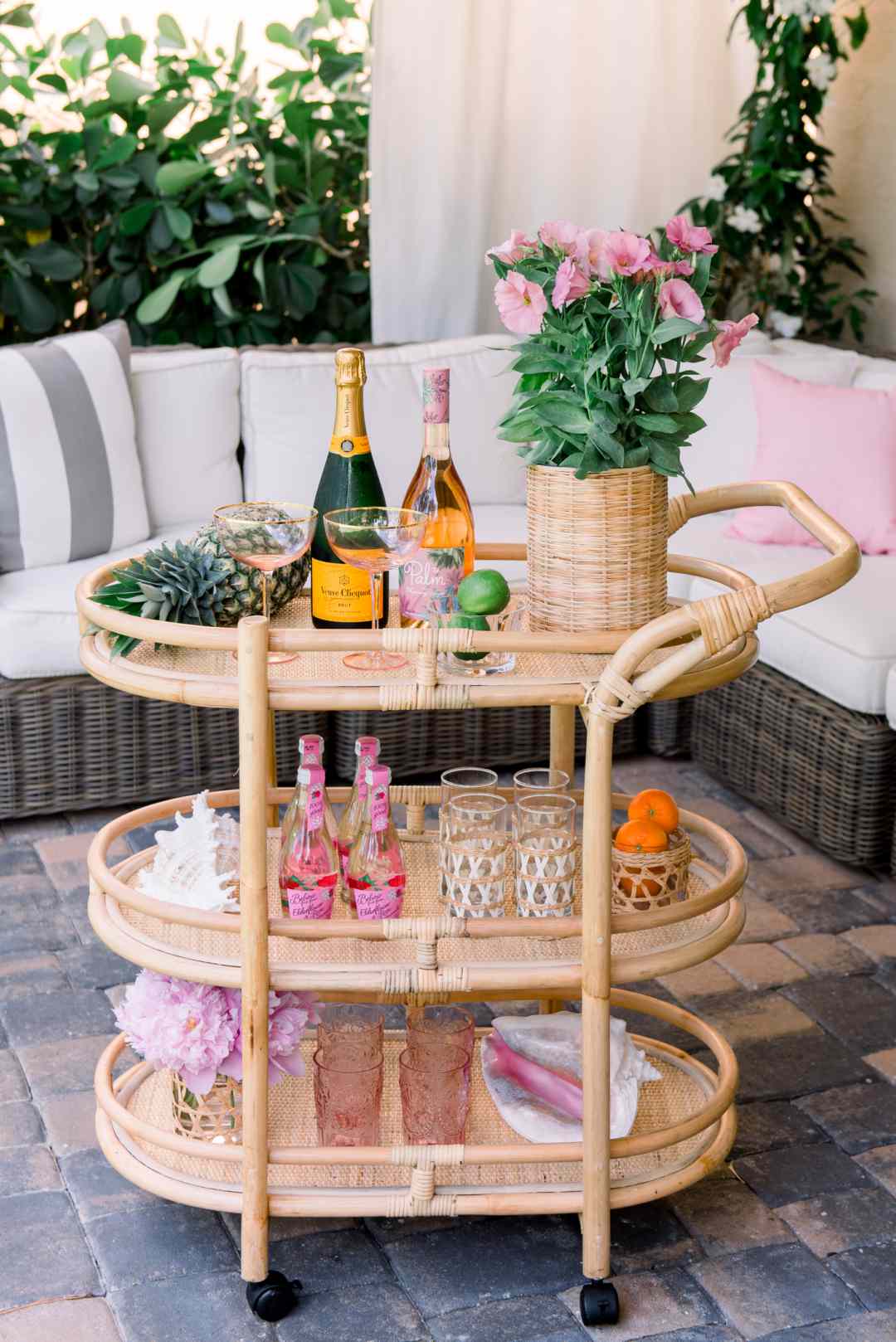 Barwagen aus Korbgeflecht auf der Terrasse