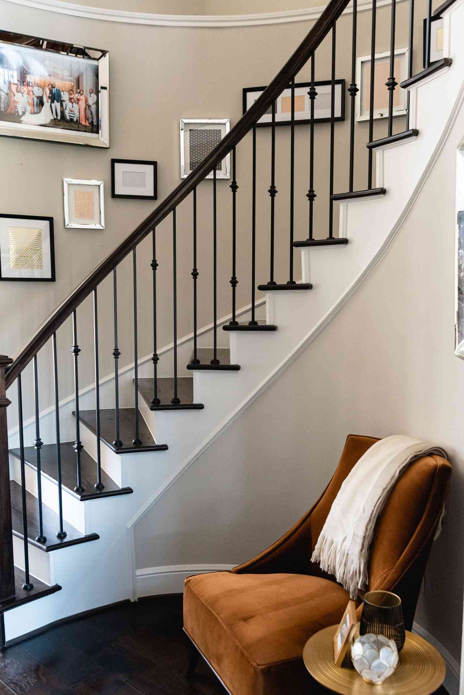 Eine geschwungene Treppe mit einer Galeriewand