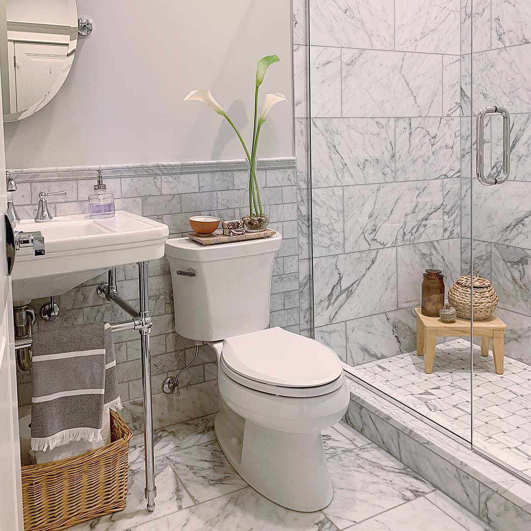 Stuhlschiene in einem modernen Badezimmer mit Marmorverkleidung