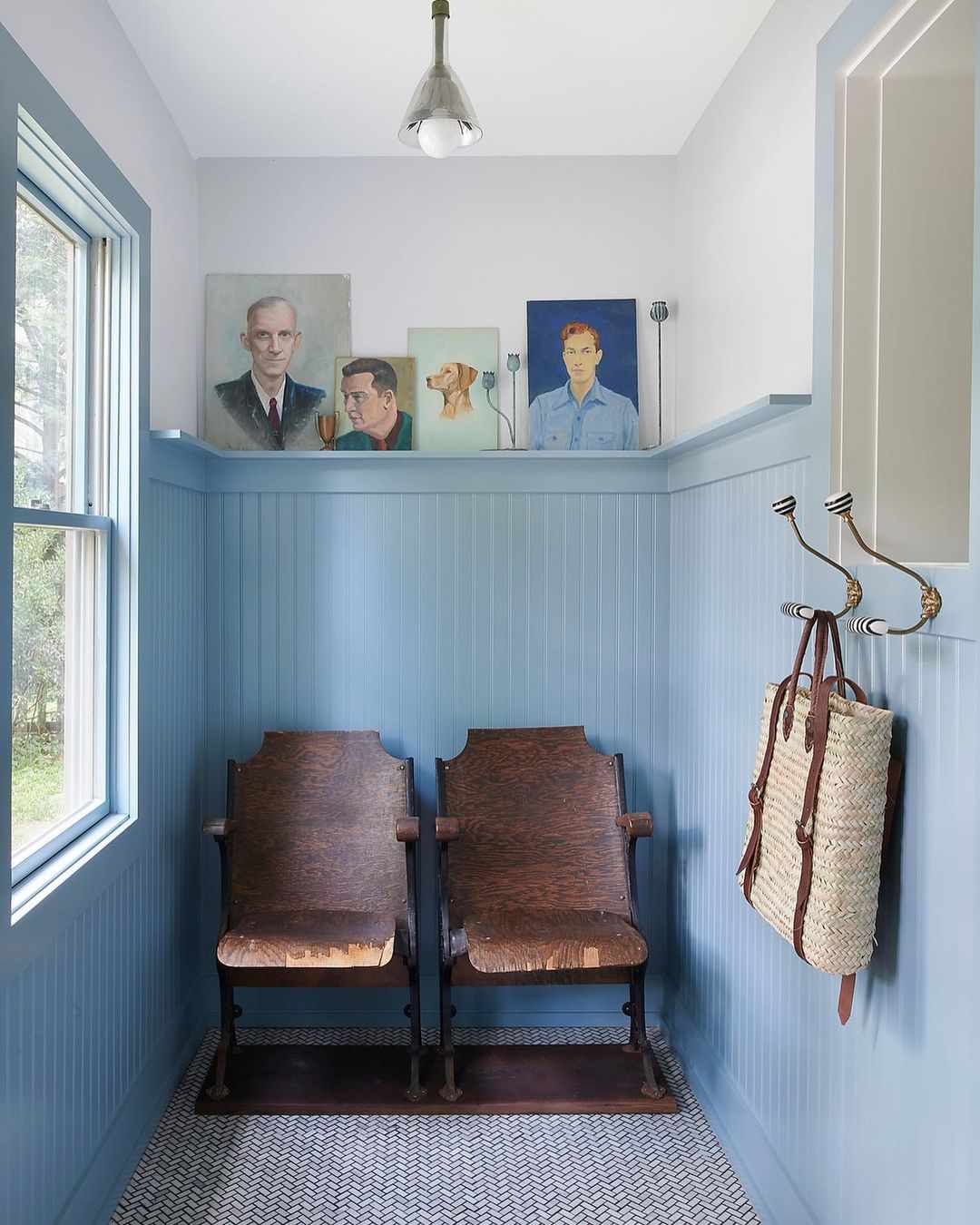 Ein Mudroom-Bereich mit Vintage-Kunstwerken und -Möbeln