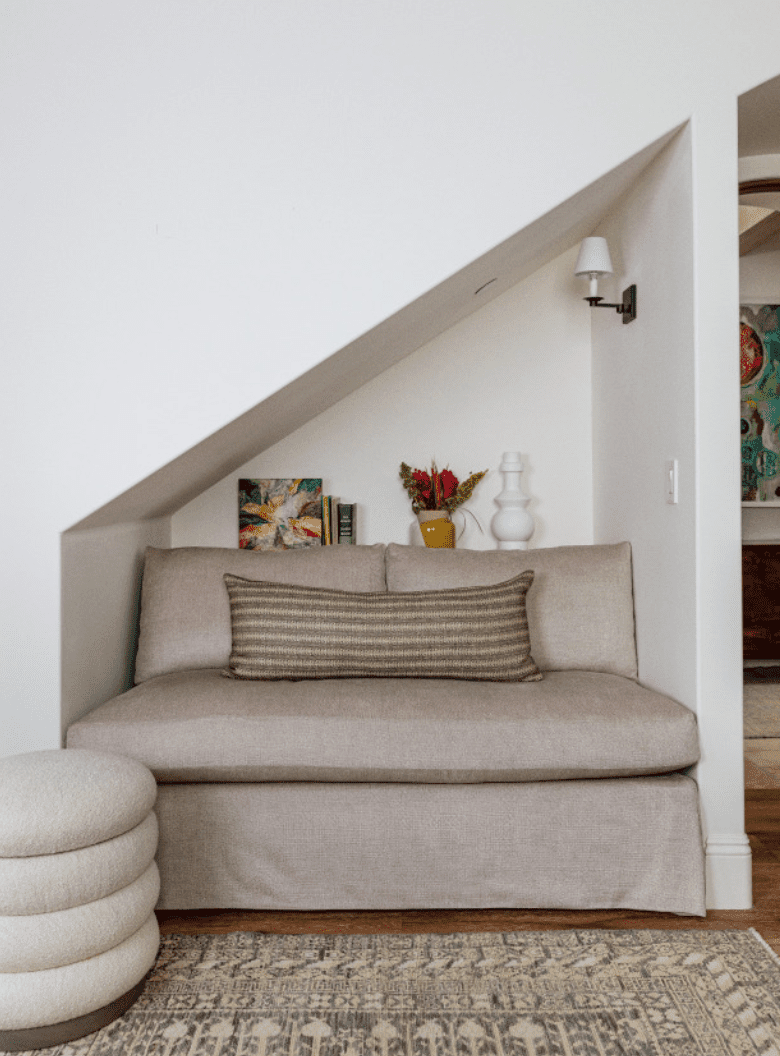 Schlafsofa unter der Treppe