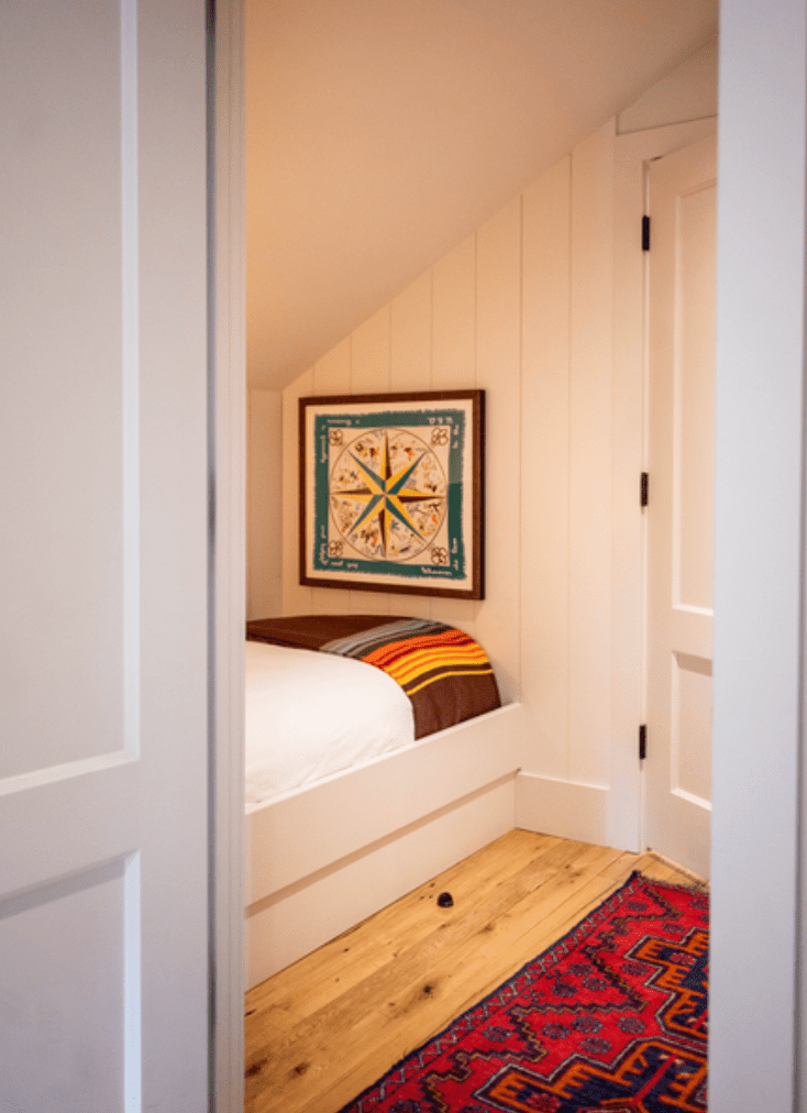 Zweibett-Alkovenbett im rustikalen Zimmer